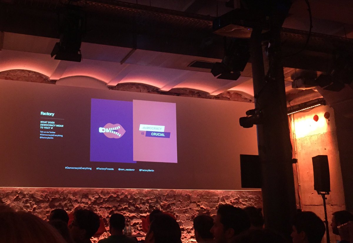 valeriekraemer's tweet photo. Heute mal wieder in der @FactoryBerlin beim #FactoryFireside - diesmal mit @cem_oezdemir. https://t.co/52QbkCZEoK