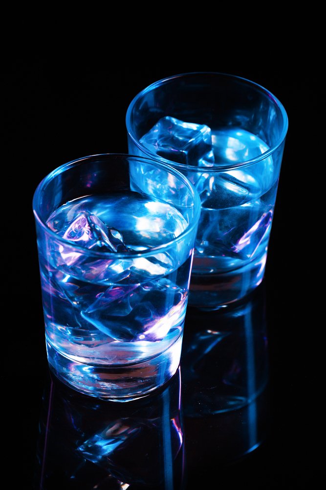 PlaymakersLNK's tweet photo. #Barfacts: A gin & tonic will glow under a UV light because tonic contains quinines, which are UV light reactive. #LNK #Playmakers https://t.co/0MOhjh1TKg