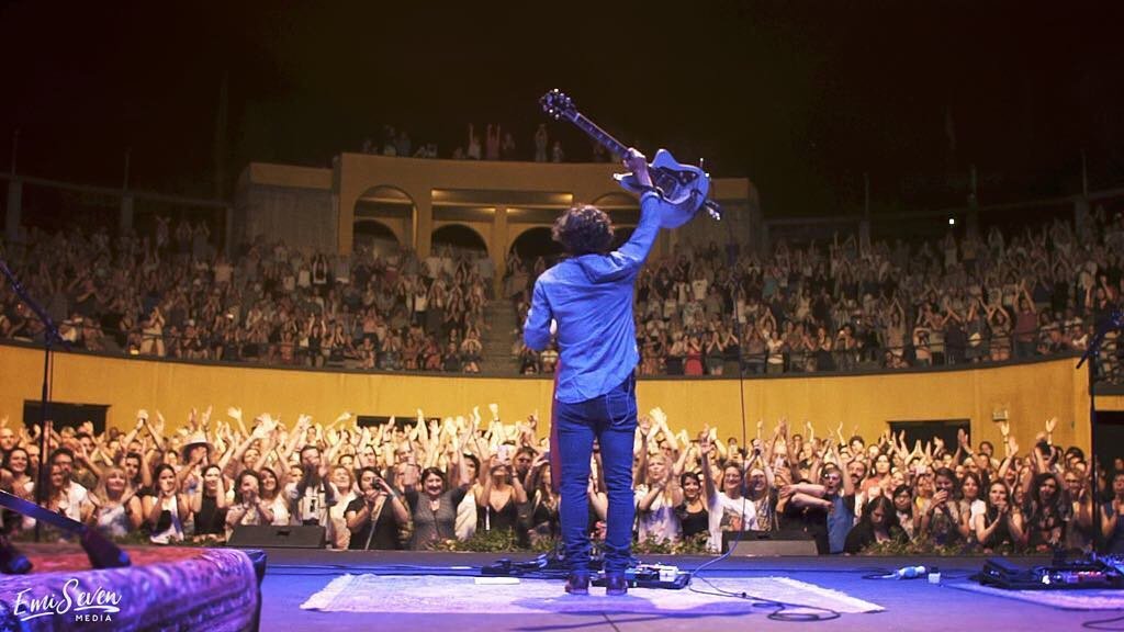 JackSavoretti's tweet photo. Our first night in Italy was unforgettable... Grazie tu everyone who made it down #sleepnomoretour2017 #sleepnomore https://t.co/AcXqJpK9ct