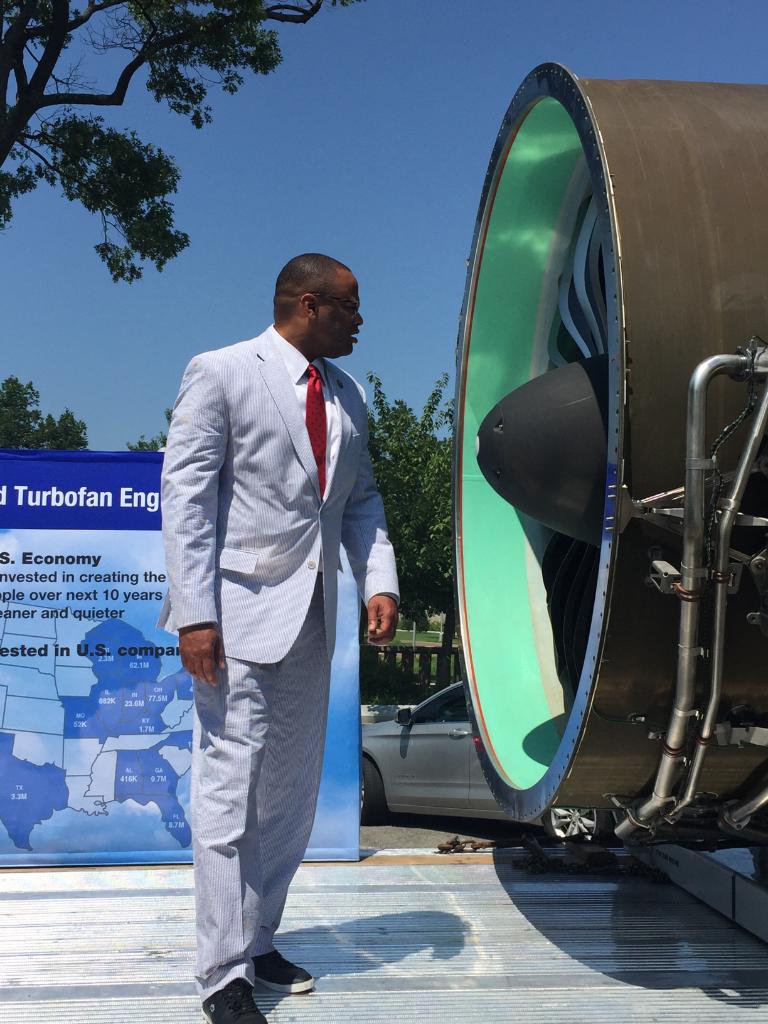 RTX_Policy's tweet photo. Checking out #TheGreenEngine! Thnx for stopping by @prattandwhitney 's display today @RepVeasey. $3M+ in the #TX supply chain! #UTCinAmerica https://t.co/2b04PfENHk