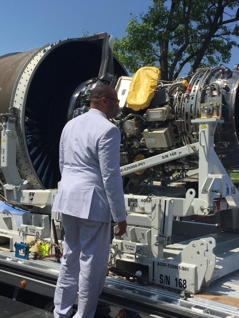 RTX_Policy's tweet photo. Checking out #TheGreenEngine! Thnx for stopping by @prattandwhitney 's display today @RepVeasey. $3M+ in the #TX supply chain! #UTCinAmerica https://t.co/2b04PfENHk