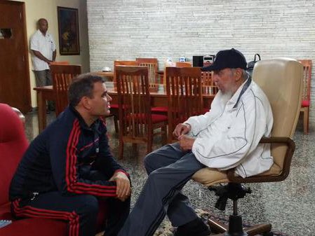 AlbertoRodNews's tweet photo. Vladimir Padrino López: "Venezuela no se somete a los designios y órdenes de ninguna potencia extranjera"
¿Pero sí ante los hermanos Castro? https://t.co/f0eEV04Jhm