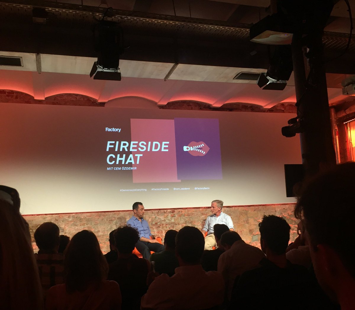 valeriekraemer's tweet photo. .@cem_oezdemir zum Thema #DemocracyIsEverything beim #FactoryFireside. https://t.co/drtJdCE0c0