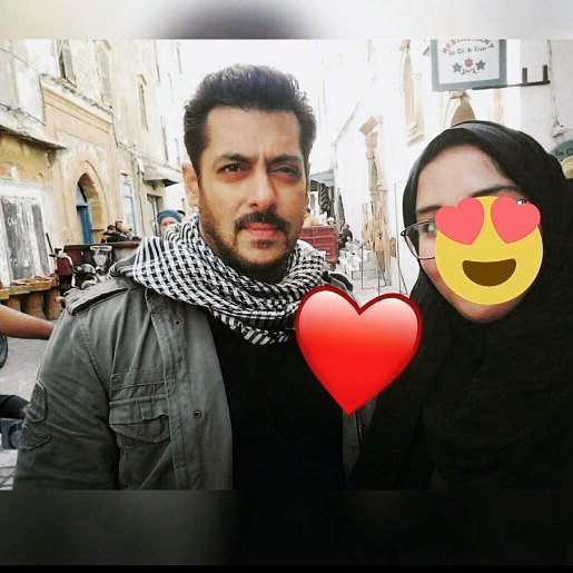 SalluLicious's tweet photo. ★ CUTE.... #SalmanKhan with fans Fadwa and Karima in Morocco while shooting for #TigerZindaHai (July 19th 2017) ! https://t.co/UxlMhxYL8u https://t.co/mISj2Pw2MC