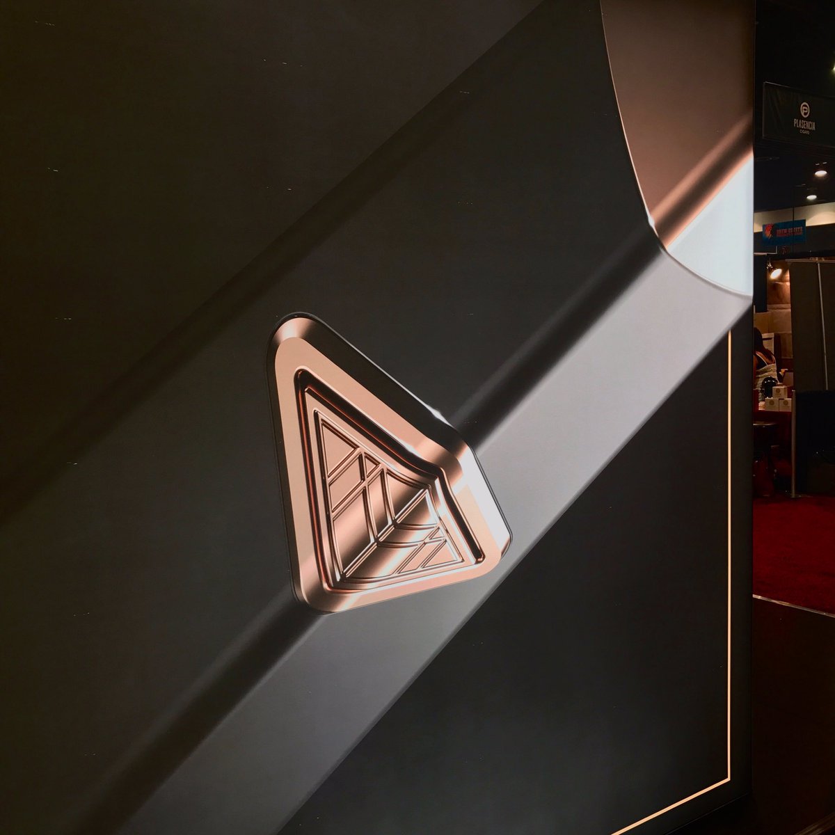 LyonVisuals's tweet image. This beauty! It's a 6'x6' #3dmodeled E-Shisha pipe on a trade show booth. 🙌🏻 So excited to share the project, but for now only some teasers.