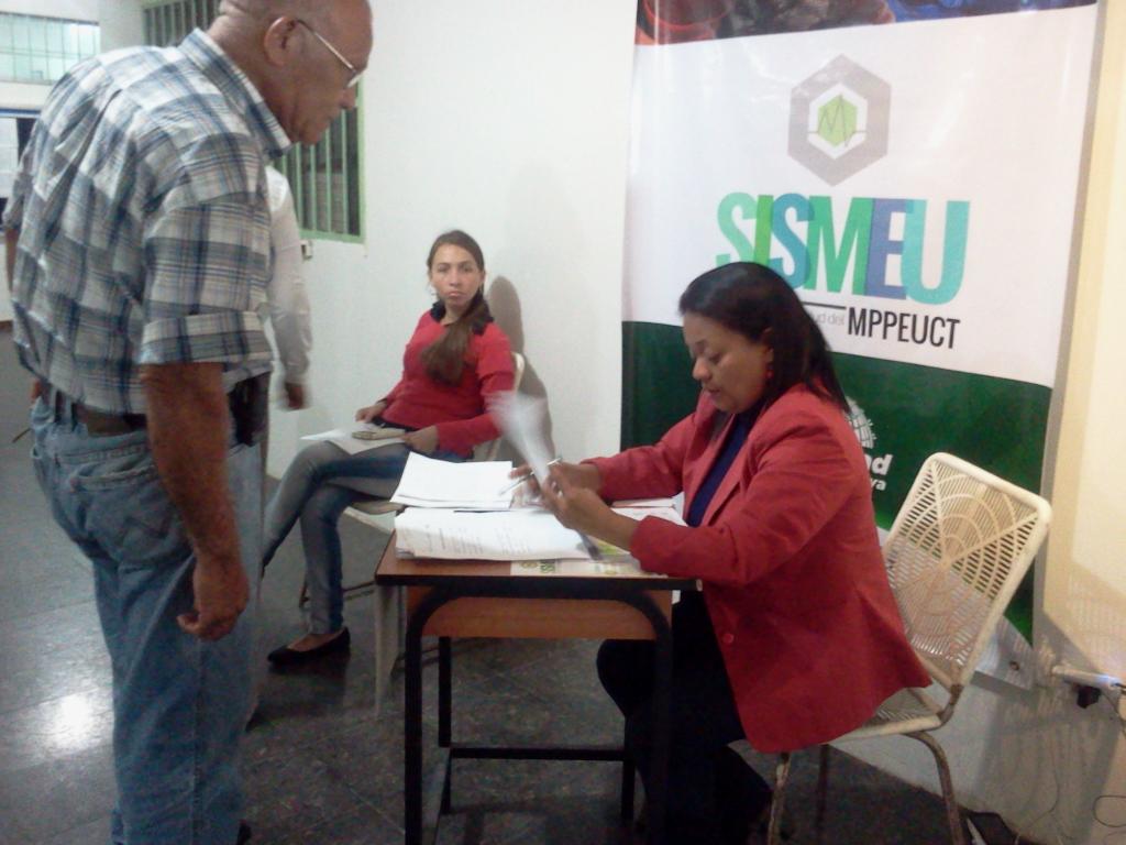 SISMEU_OFICIAL's tweet photo. Importante acotar que pacientes recibirán regularmente sus medicamentos para 3 meses de acuerdo a las patologías. https://t.co/7B8yNHDRHq