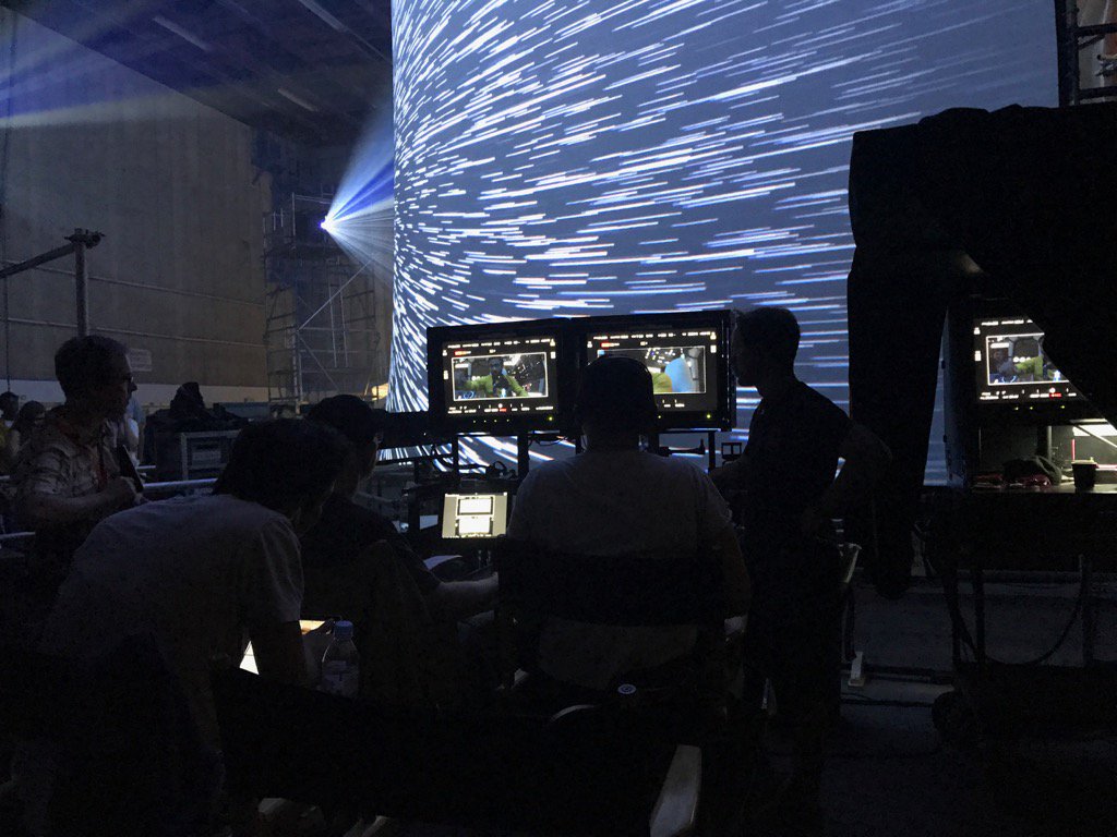 geoffreynabavia's tweet photo. Ca fait rêver la #vitesseLumiere  l'#Hyperpropulsion hein? Mais c'est comme ça qu'ils la font en fait... #hansolo #RonHoward #DonaldGlover https://t.co/SqEDPp2nTX