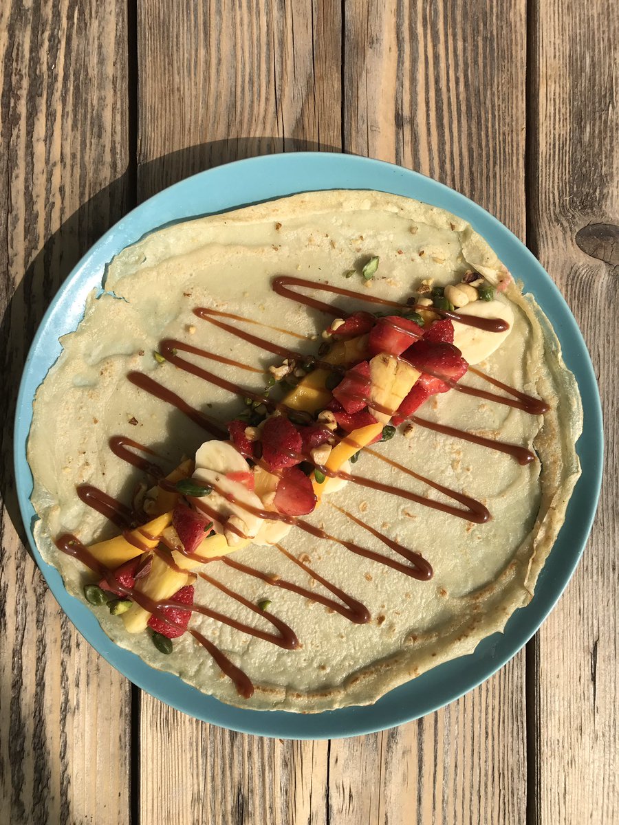 Crêpe Sticky Fingers met karamelsaus, vers fruit en notencrunch. Onweerstaanbaar lekker! oh-crepe.nl