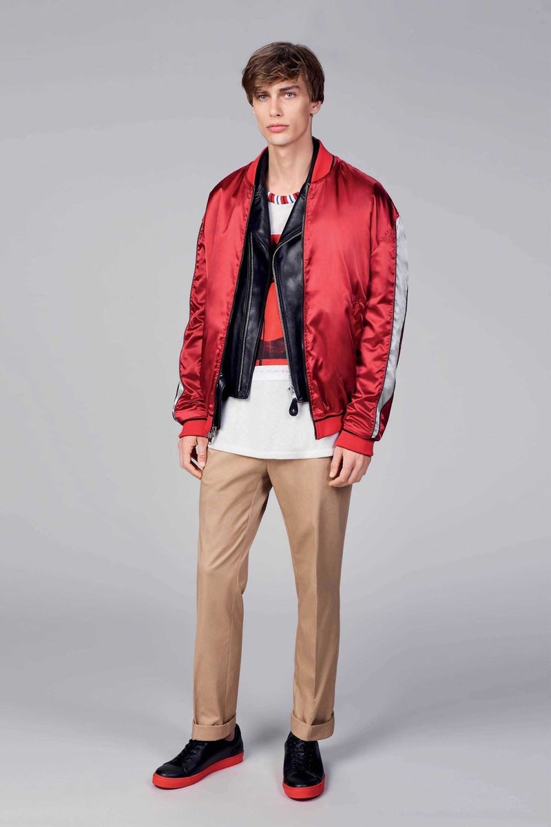 MaleFashTrends's tweet photo. La apuesta preppy con aires noventeros en la colección Spring-Summer 2018 de @TommyHilfiger → https://t.co/nyHTWCEZEZ https://t.co/DyCbX5mF9L
