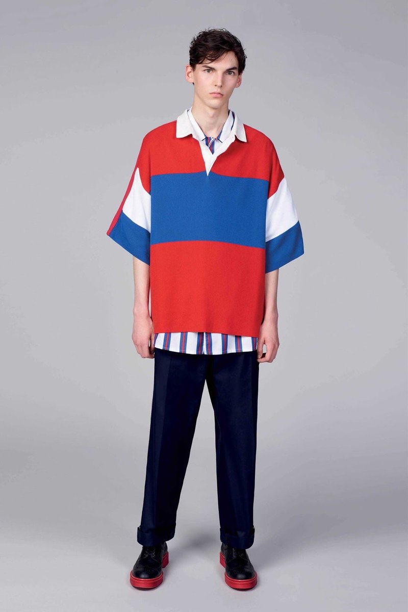 MaleFashTrends's tweet photo. La apuesta preppy con aires noventeros en la colección Spring-Summer 2018 de @TommyHilfiger → https://t.co/nyHTWCEZEZ https://t.co/DyCbX5mF9L