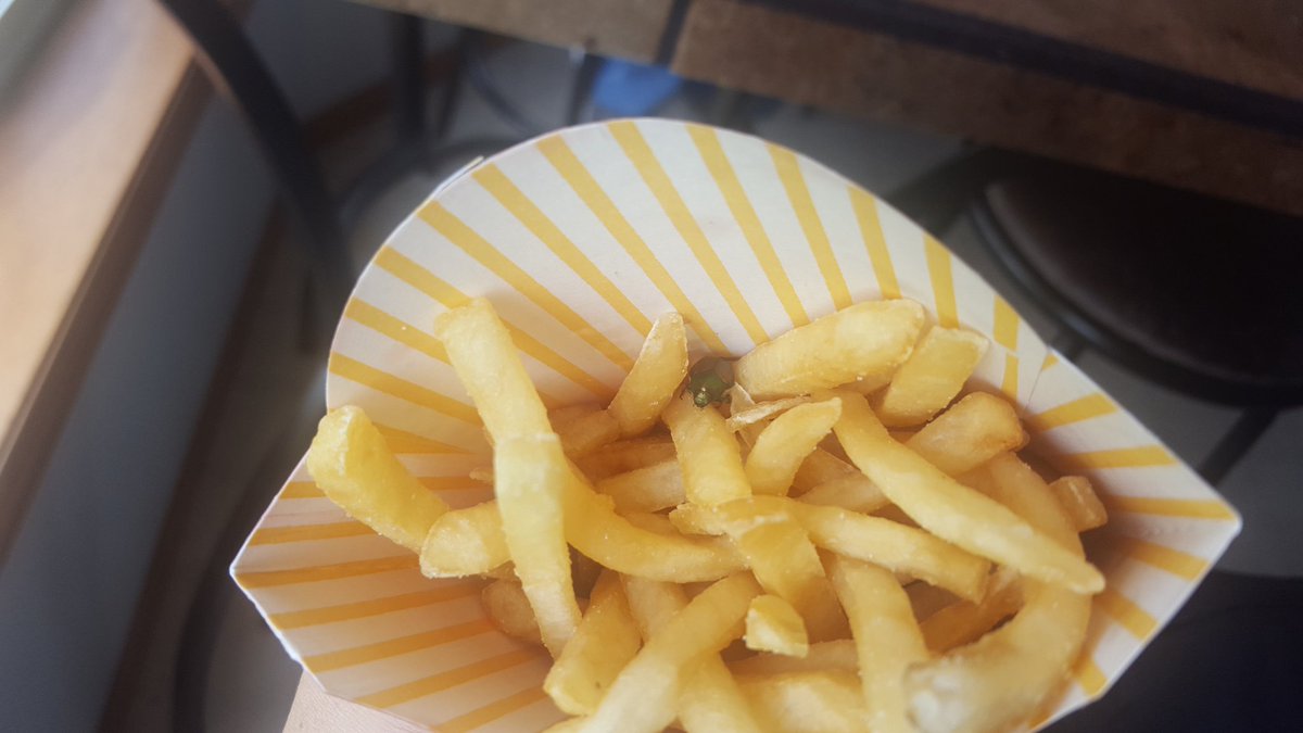 0karlachavez's tweet photo. Thank you @McDonalds for adding some protein to my fries! #Disgusting #FriesNotFlies https://t.co/KfkWD2TodE