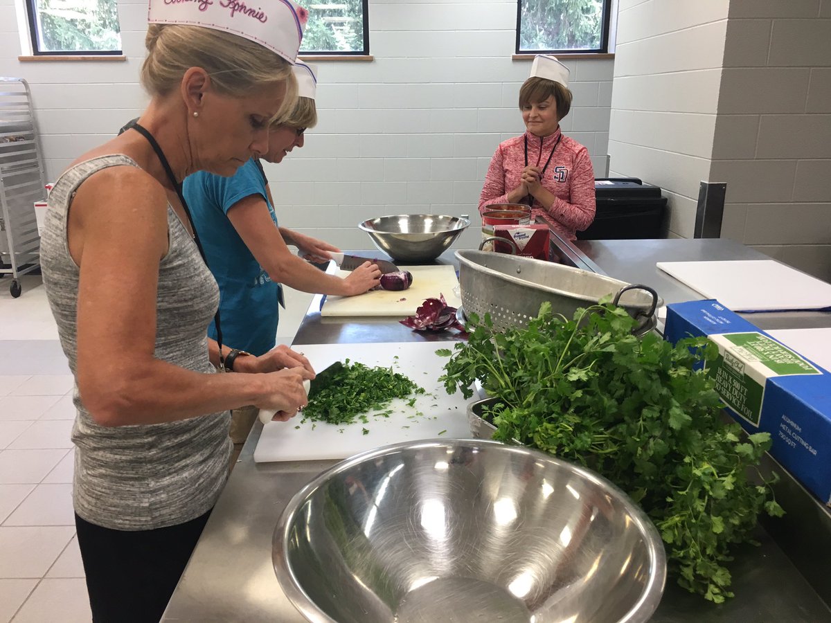 drbradoliver's tweet photo. #Passport2017 teachers prep their lunch & grow their teams. @TheSummit_FW #inedchat #edchat https://t.co/z08zIubfBF