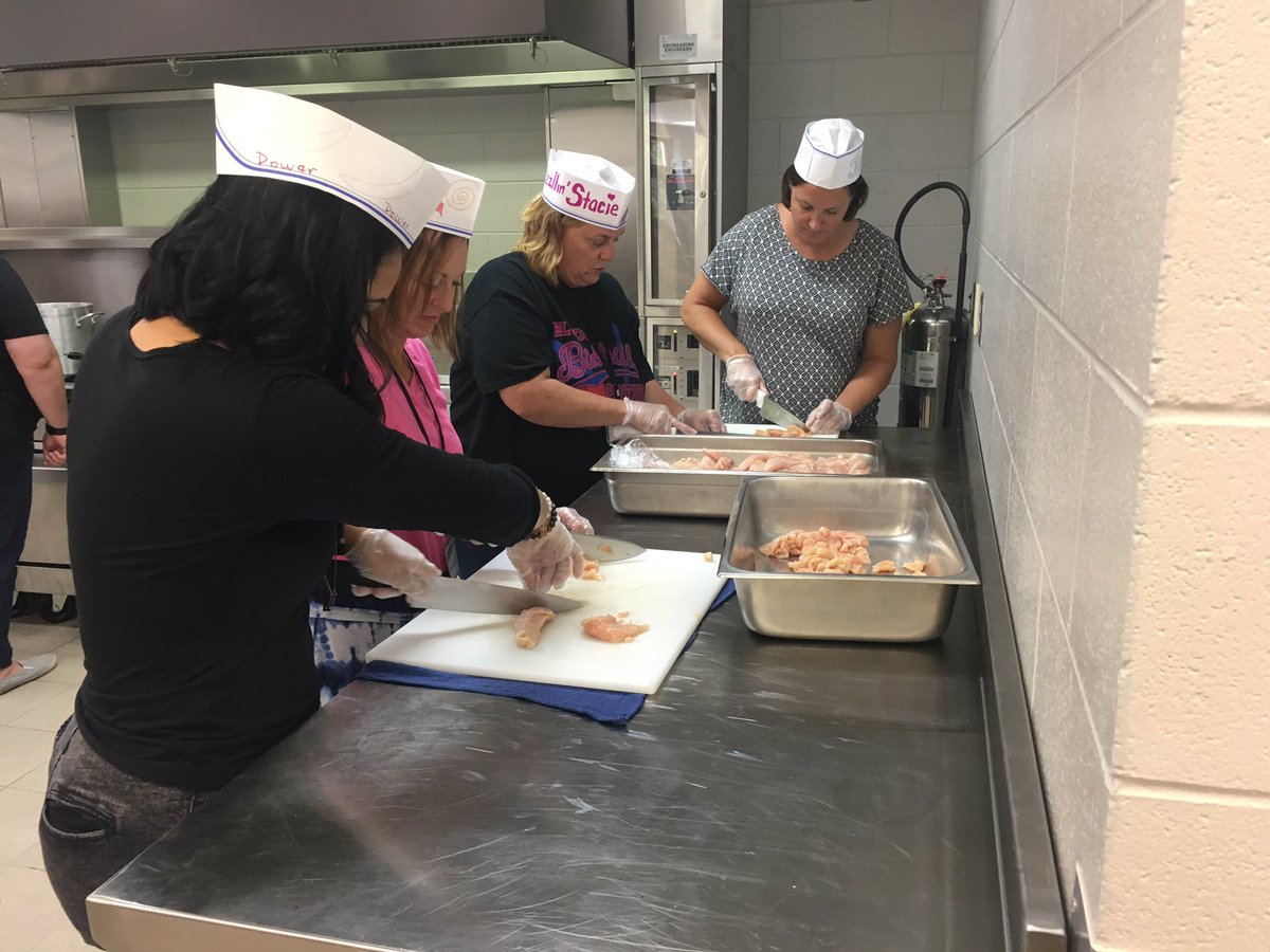 drbradoliver's tweet photo. #Passport2017 teachers prep their lunch & grow their teams. @TheSummit_FW #inedchat #edchat https://t.co/z08zIubfBF