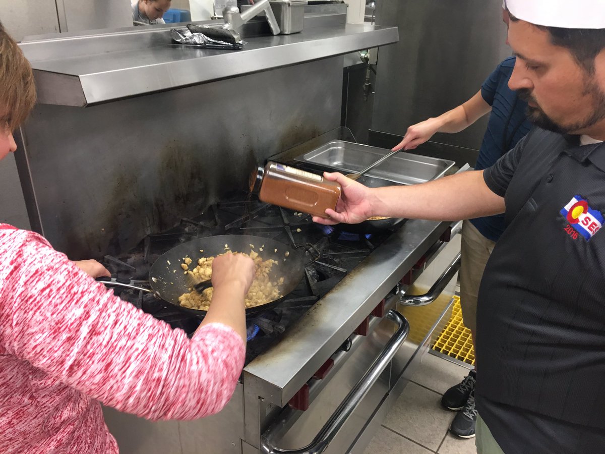 drbradoliver's tweet photo. #Passport2017 teachers prep their lunch & grow their teams. @TheSummit_FW #inedchat #edchat https://t.co/z08zIubfBF