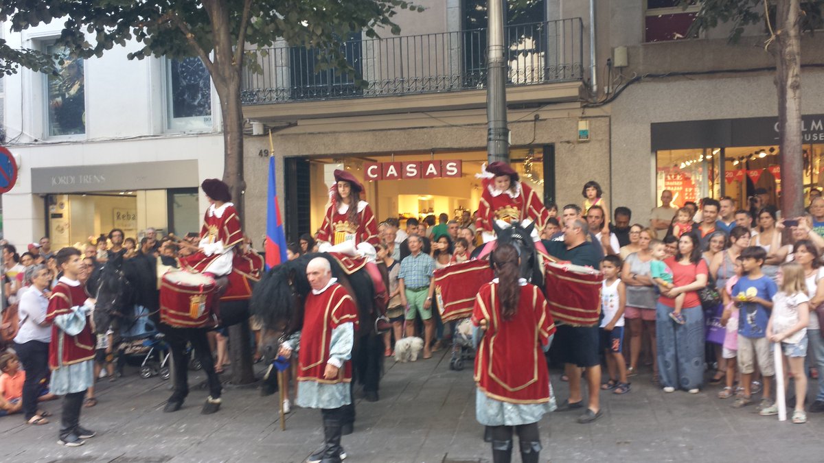 annasalicru's tweet photo. Amb #LEstrena comencem la nostra festa major. Glòria a #LesSantes !!!! @lessantesmataro #Mataró https://t.co/lytKUPCAX7