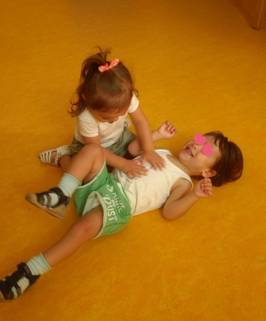 teacherpaloma's tweet photo. @Novaschool_es @SilviaPalomoCis @psubiri Having fun together! #1C #Risasymásrisas #MalagaCentro https://t.co/dvlcp83xtE
