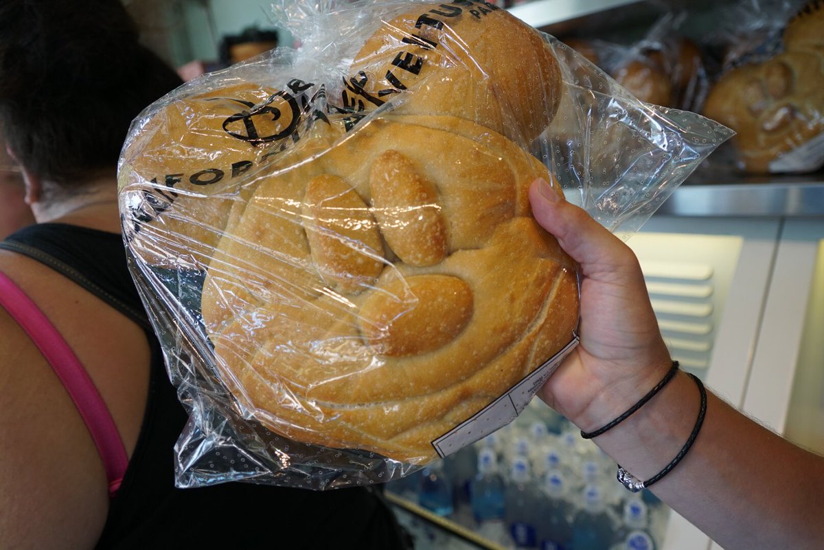 ryno1185's tweet photo. Eat me! #DisneyCaliforniaAdventure #DisneylandResort #MickeyBread https://t.co/I7ORsfeO8y
