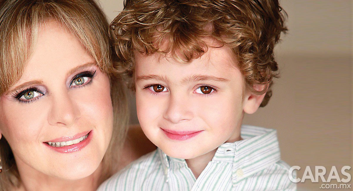 CARASmexico's tweet photo. . @ebuenfil, una madre incansable ❤️ https://t.co/2kxkg2Exjg https://t.co/fakvPMqNUX
