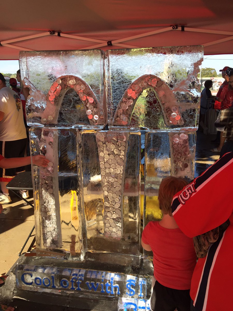 nic10's tweet photo. #McDonaldsIceSculpture https://t.co/OKpo3SHjnU