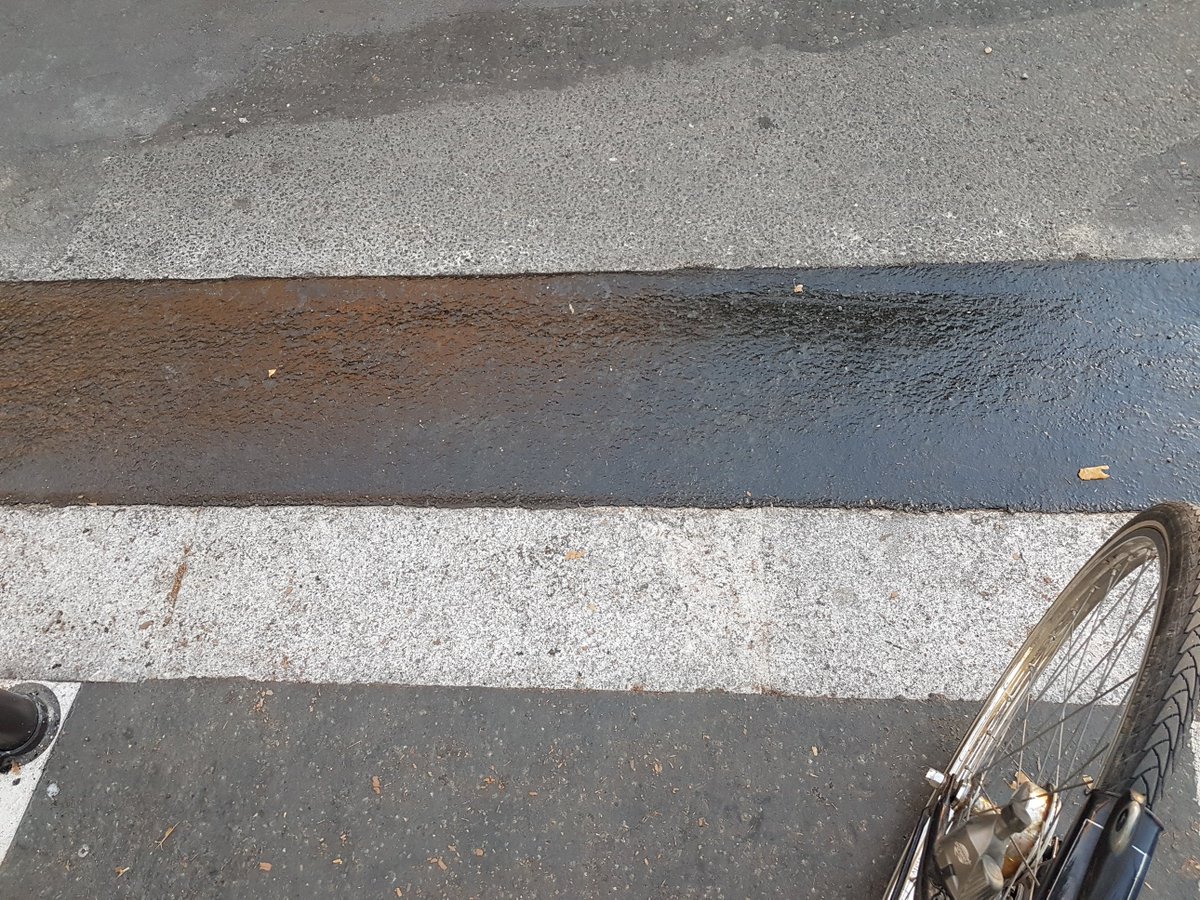 ParisEnSelle's tweet photo. Suivant nos recos, Paris se met au #NivoZero : vous n'aurez bientôt plus mal au dos à vélo ! #QualitéHollandaise #CapitaleDuVelo https://t.co/A9kKEBzuL0