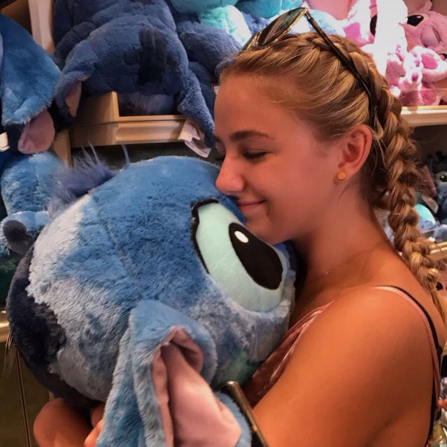teamchloevot's tweet photo. My vote for #TeenChoice #ChoiceDancer is @ChloeLukasiak https://t.co/UJ2AqKQeg6