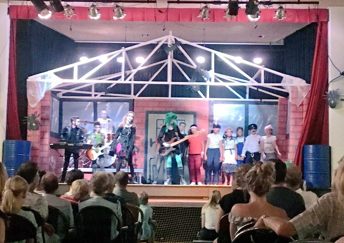 Het is zover! #musical groep 8... prachtig. Dat wordt een #topavond. @bennyvreden #monsterhit