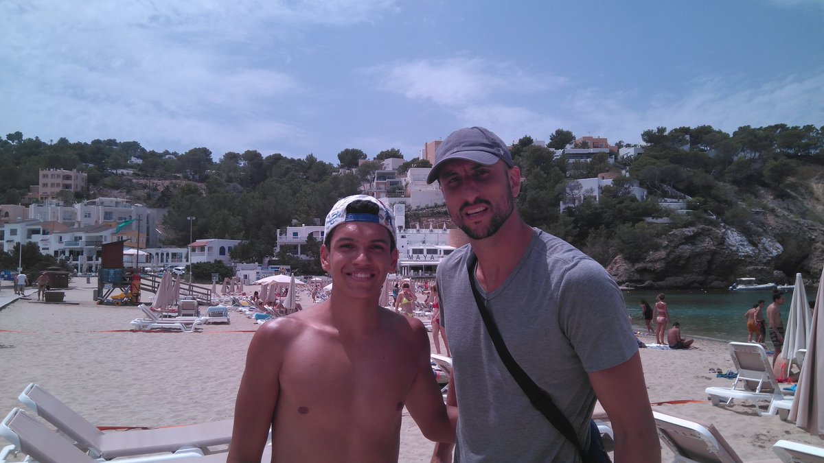 David9Mendez's tweet photo. El bueno de Ginobili en Ibiza comiendo cachopo @ADaimiel @guillegimenez_ @nbaplus #ManuMessi https://t.co/C8BBvRpdOD
