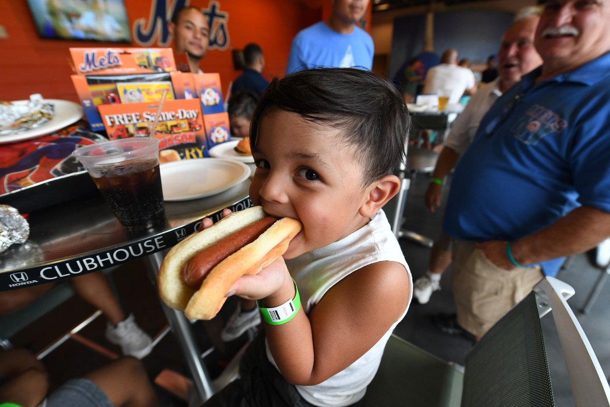 CitiField's tweet photo. This kid gets it. #NationalHotDogDay. ๐ญ๐ญ๐ญ #CitiField #EventEats https://t.co/lT4g1y9Yka