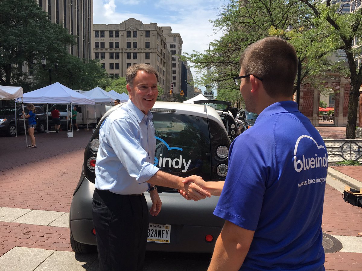 IndyMayorJoe's tweet photo. @IndyCM helping staff load fresh produce destined for @WheelerMission, donated as part of the "Buy Two, Give One" program. https://t.co/bip1tMN77x