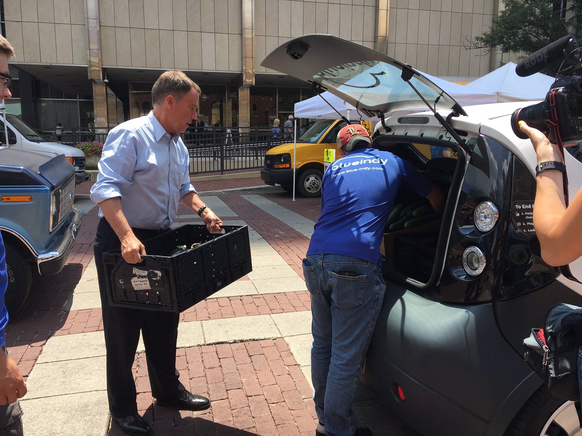 IndyMayorJoe's tweet photo. @IndyCM helping staff load fresh produce destined for @WheelerMission, donated as part of the "Buy Two, Give One" program. https://t.co/bip1tMN77x