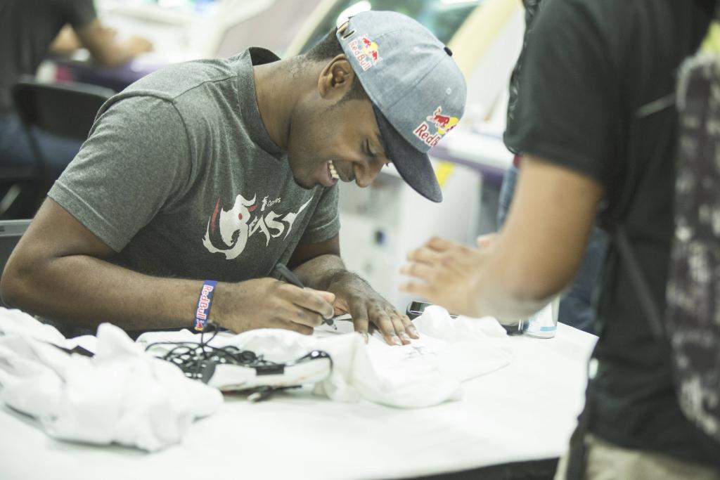 RBContentPool's tweet photo. EXCLUSIVE: US pro gamer @Snake_Eyez_ talks #esports industry growth &amp; future of competitive gaming > for press https://t.co/yfBqFxQ6Bg https://t.co/ZZAhLzT7In