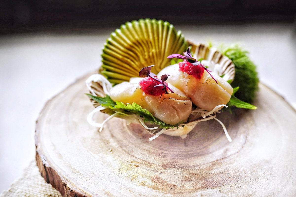 Holy Moly Scallop from Hokkaido, Japan. 🍣 #WednesdayWisdom #foodie #feedfeed #chicagosushi #f52grams #eatfamous #sushiart #chicagofood