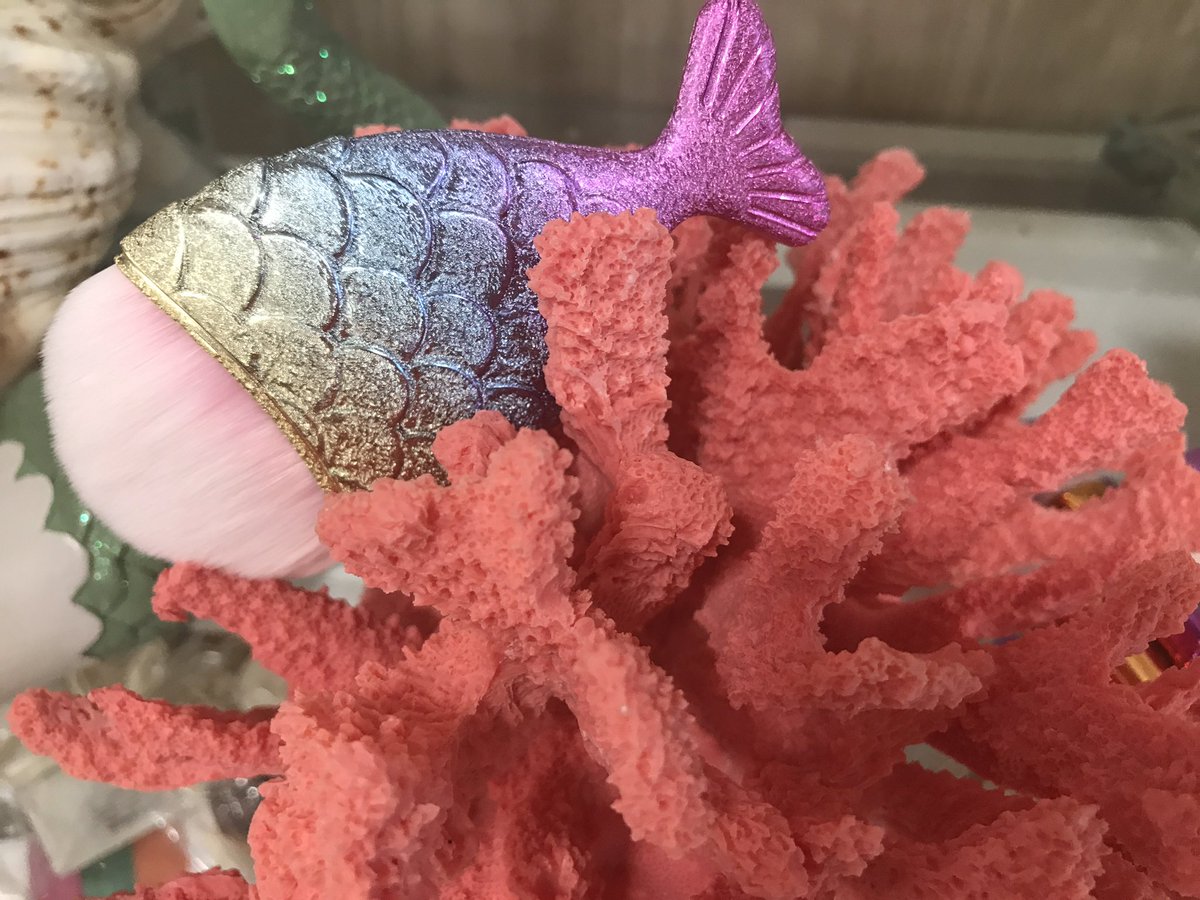 Mermaids_Beauty's tweet photo. Chubby fishtail brush 💖🐠✨#mermaidbrush #chubbybrush #makeupbrush https://t.co/4EYVdrPUaJ