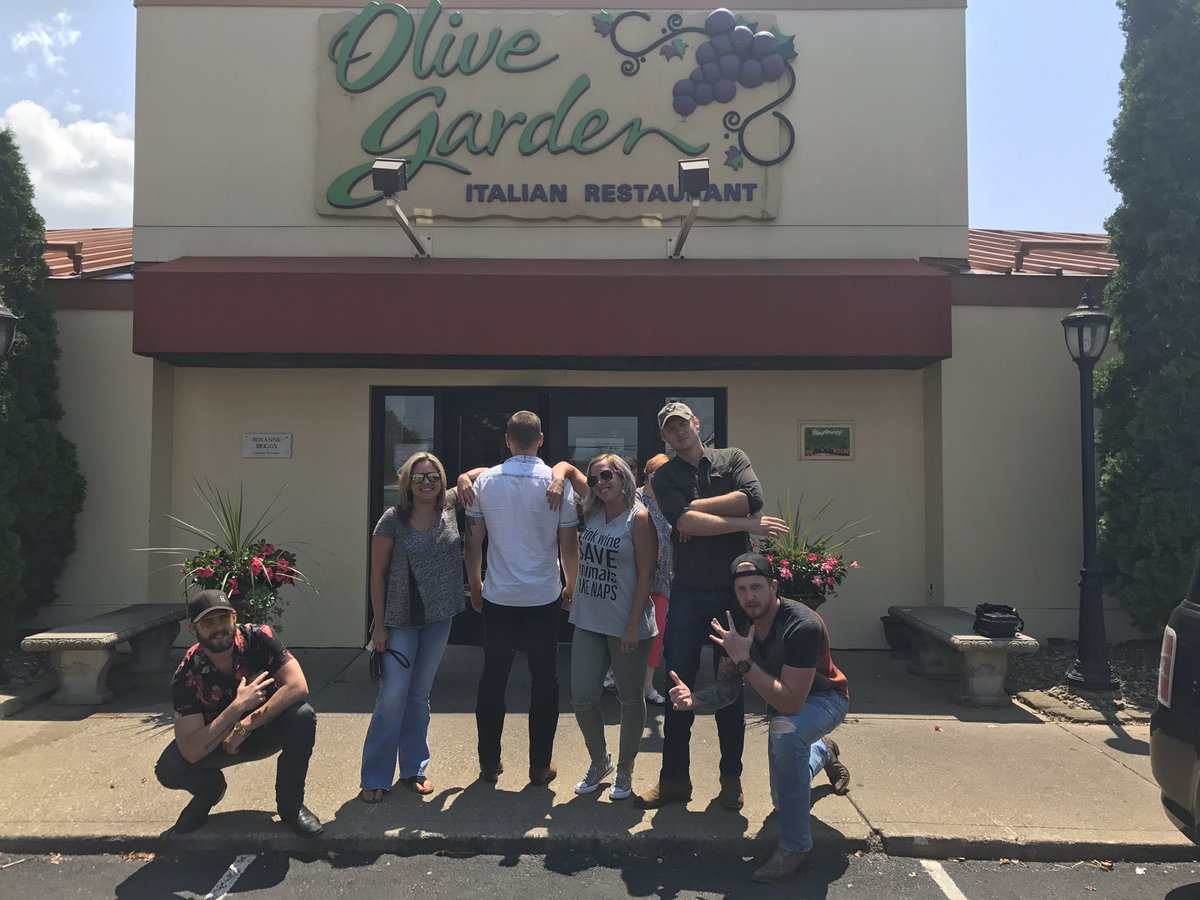 jamesbarkerband's tweet photo. We O.G.... get it? Thank you @Jodylyn13 for having us into @949WQMX to play and for hanging with us at the @olivegarden #bestwednesday https://t.co/kCz1AmBVVC