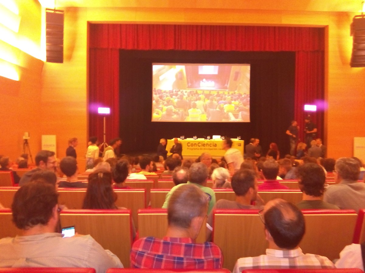 emulenews's tweet image. Esperando inicio de la charla del Nobel Serge Haroche en #ProgramaConCiencia #Santiago #Galicia La sala está abarrotada