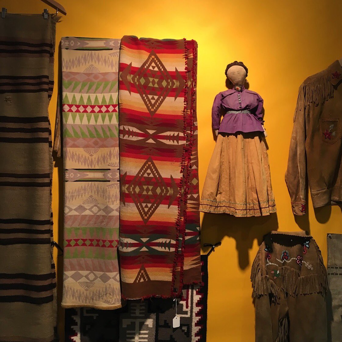 ObjectsOfArt's tweet image. Culture &amp;amp; tradition illuminated. 🌞 #ObjectsOfArt #SantaFe #NativeAmericanArt