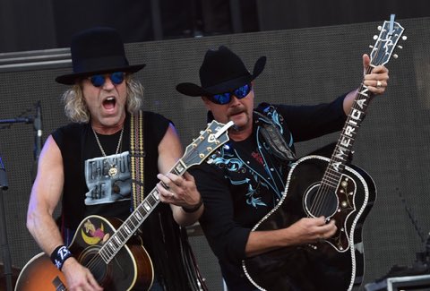 bigandrich's tweet photo. Throwin' down at @happyvalleyjam last week ... Give us a "HELL YEA" if we're seein' ya this weekend!! #DidItForThePartyTour https://t.co/9tKjux4cpy