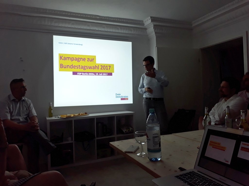 FDPamHackeschen's tweet photo. Im #FDPopup Wahlkampfladen der @FDPBerlinMitte stellt @MarcoBuschmann unsere #FDP Kampagne vor (au) #Hauptstadtmitte #DenkenWirNeu #btw17 https://t.co/6fVb7GKs0Y