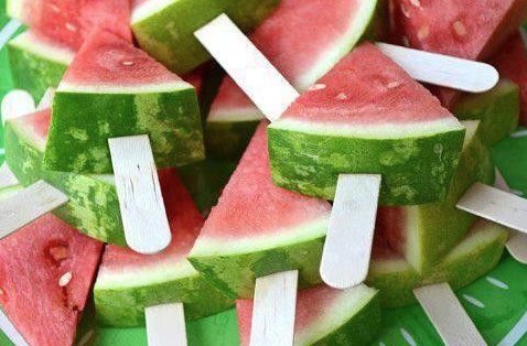 FreshStartCnd's tweet photo. How great is this idea ? 
What's your fun way to keep cool this summer? #watermelonpops #funwithfruit #freshstartfoodseast https://t.co/93fxgSnsIz