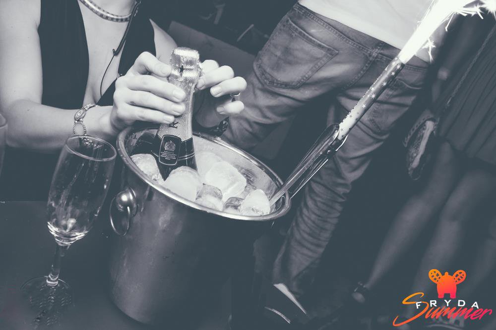 FrydaVickyO's tweet photo. Reserva tu #Vip en #FrydaSummer y vive una noche de lujo! Botella desde 100€ 5 Pax 🍸 #LISTA, #VIP y #CENAS: 625899445 #vickyoliver #valencia https://t.co/1deyn4Xwx8