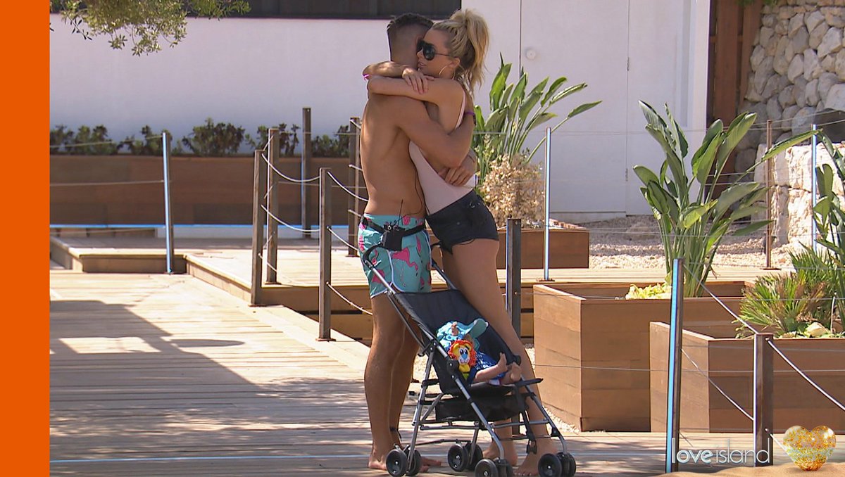 Proof that a little Cash can make you happy? 🤑 #LoveIsland