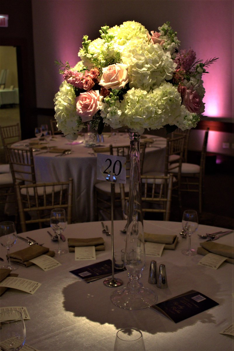 Abricoe's tweet photo. This stunning centerpiece adorned the tables at a recent wedding at @WestinLombard. #wedding #centerpiece #abricoe #abricoedesigns https://t.co/rcjwSaGqmH