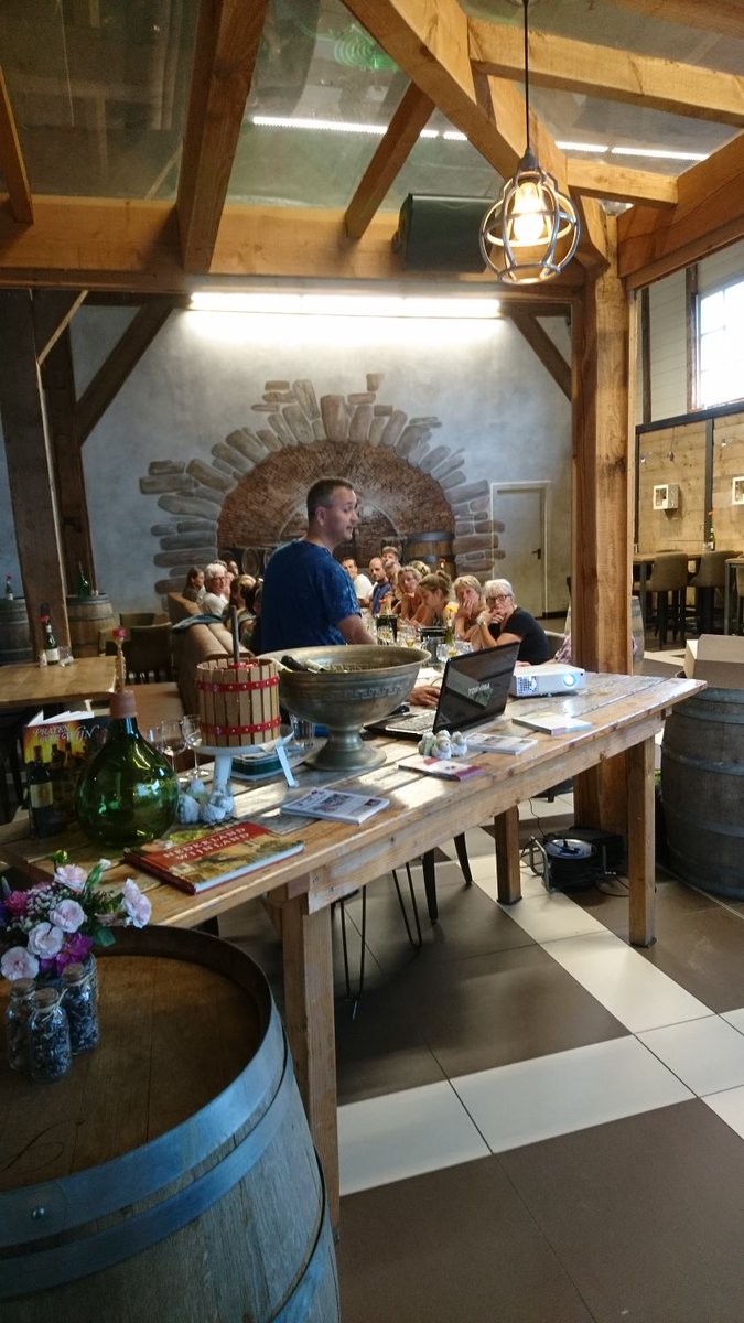 #Vrijwillige #barmedewerkers #wijnfeest 2017 krijgen een #wijnproeverij. Goed voorbereid zijn zij u van dienst op 4&amp;5 augustus te #Dreischor