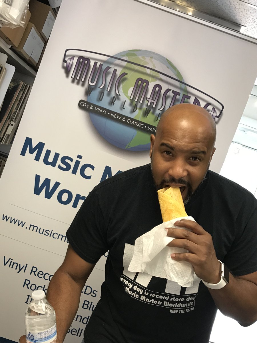 MusicMastersDG's tweet photo. Lunch time...I think my dietary choices are concerning! Whoever took this pic is fired! #needrealfood #allworkandnoplay https://t.co/GhZBm8K5TM