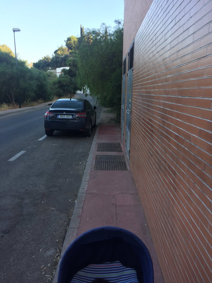 PipeGM6's tweet photo. @malaga c/ de las Espuelas,por donde pasamos con un carrito de bebé? https://t.co/BHDZ4fst63