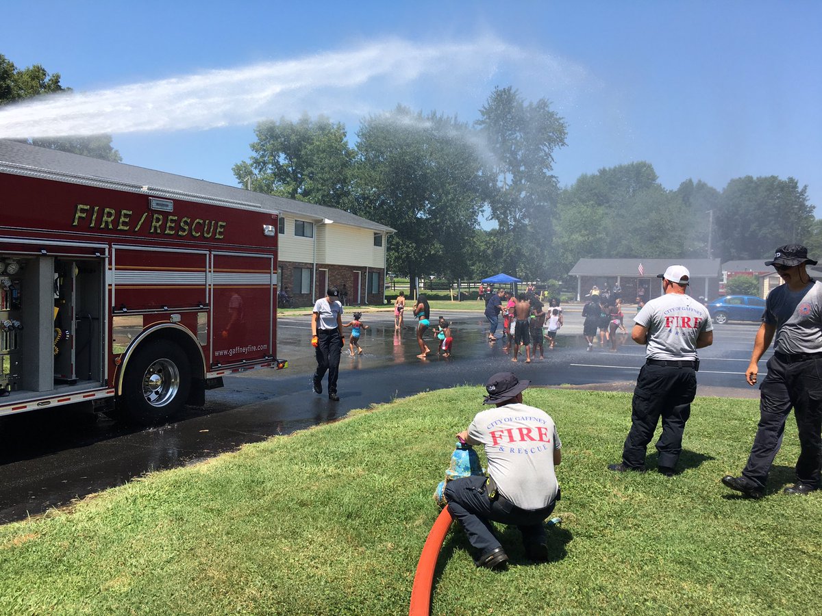 GaffneyFire's tweet photo. @GaffneyFire &amp; @GaffneyPD doing some PR in the community providing some cooling off and icee pops for the kids.  #CommunityOutreach https://t.co/EijUJ1MLyt