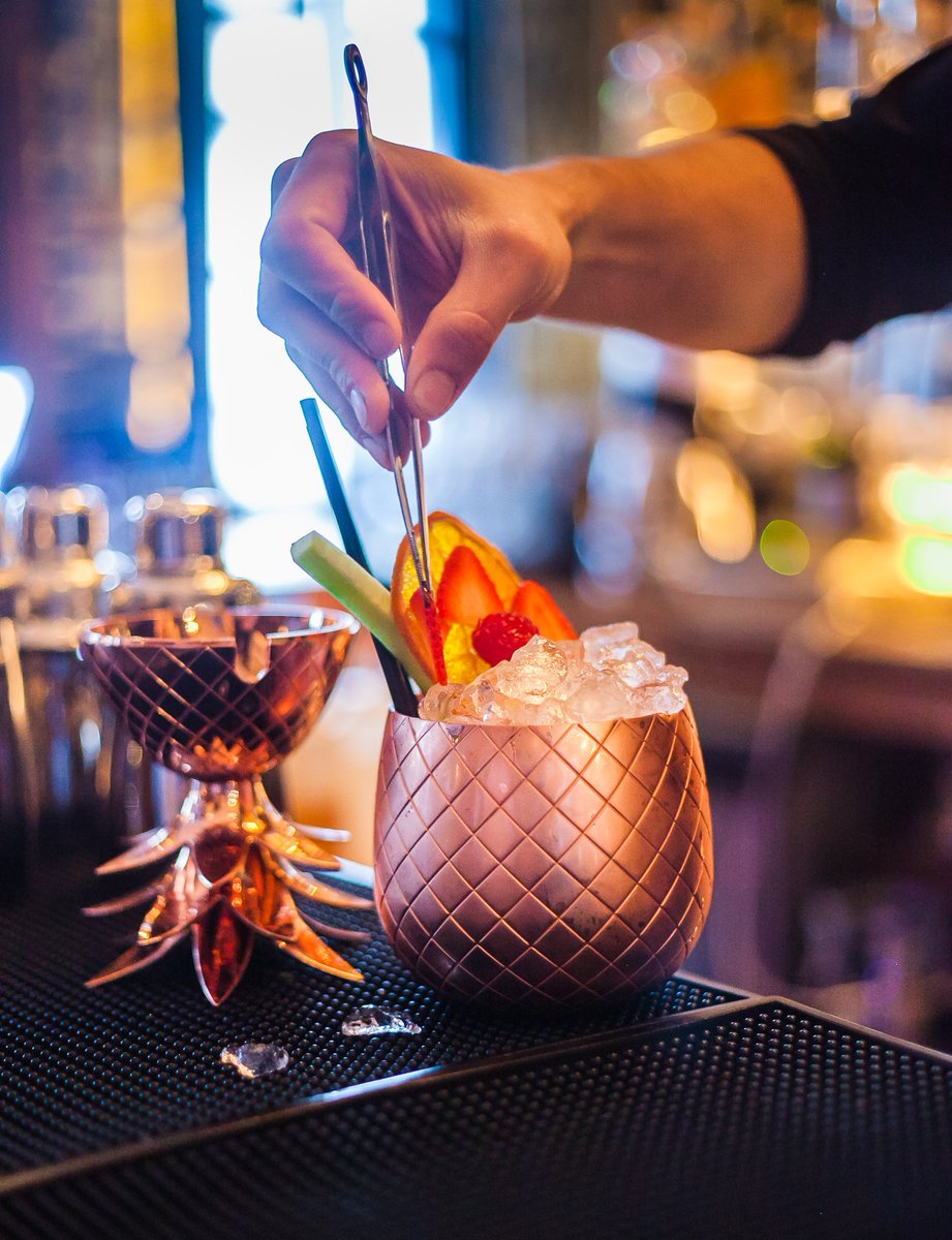 Los mejores cocktails de Barcelona están en Boca Chica 🐅 El London Mule, lleva Tanqueray Ten, pepino, lima, zumo de gengibre y ginger ale 🍹