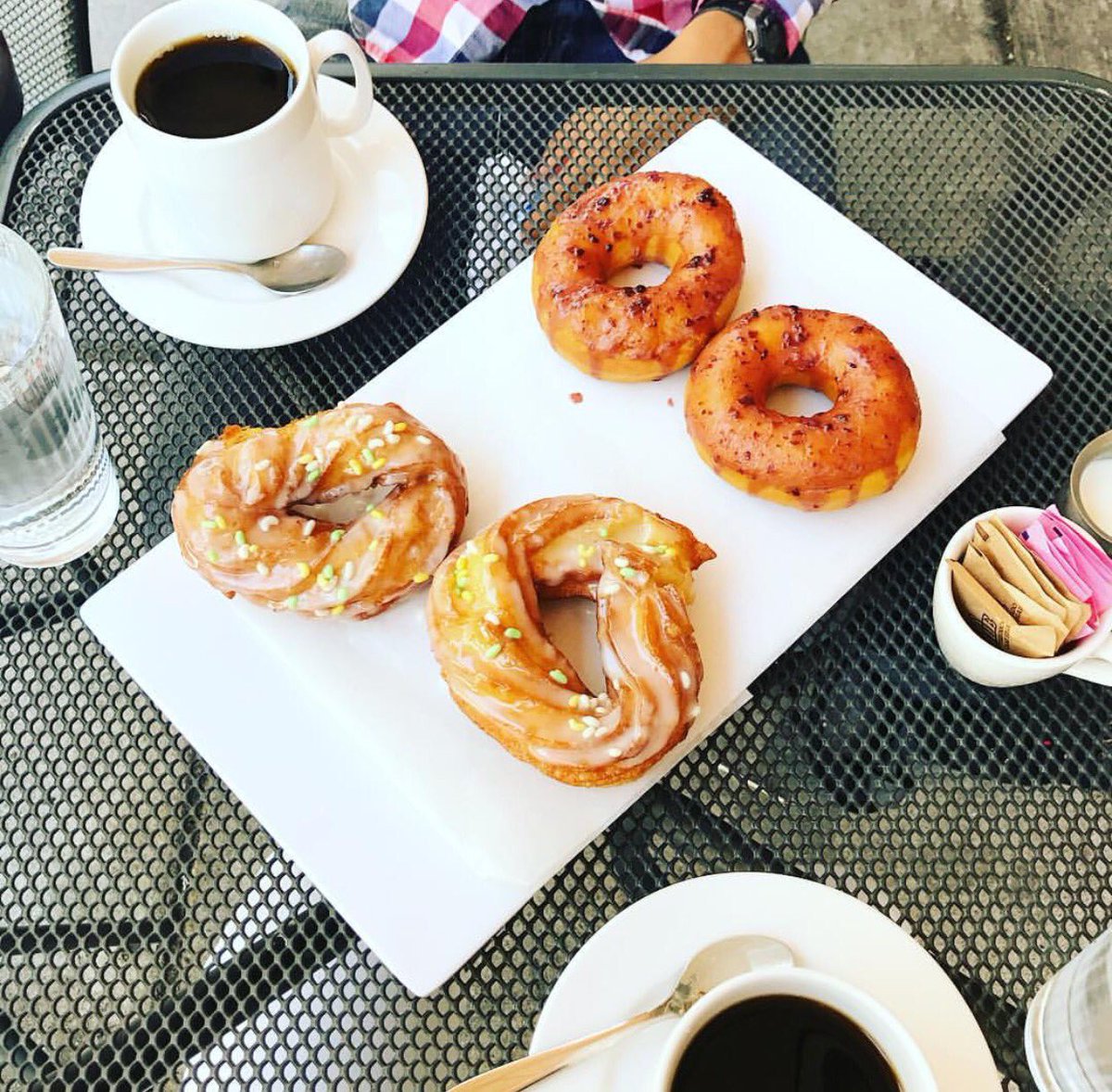 Do-nut want to go back to work? Join us for happy hour starting at 4:30!

📷: alwrobinson