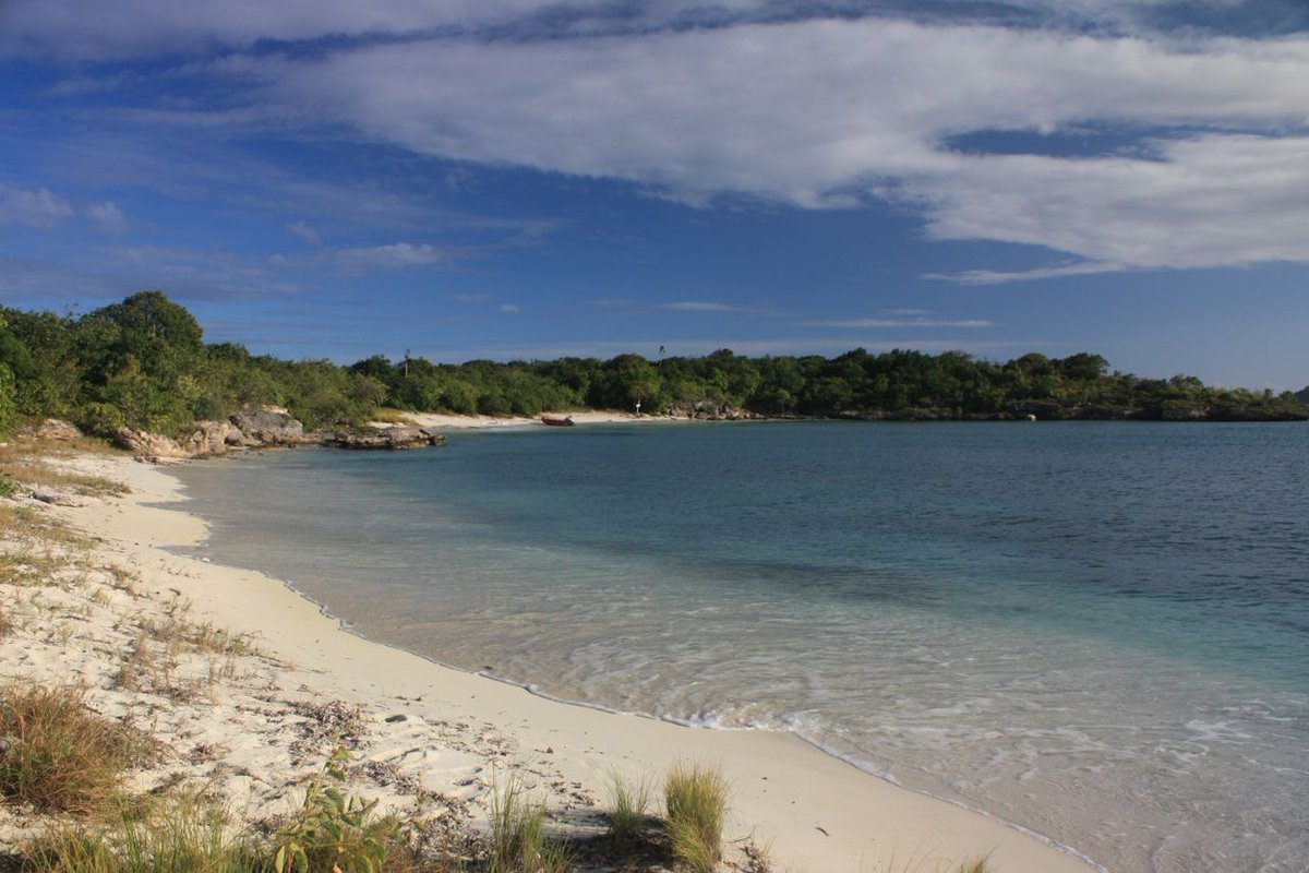 yachtcs's tweet photo. Visit #GreenIsland on a #CaribbeanYachtCharter around #Antigua this winter swim in the crystal clear waters surrounding this deserted island https://t.co/S1t2bdSKFh