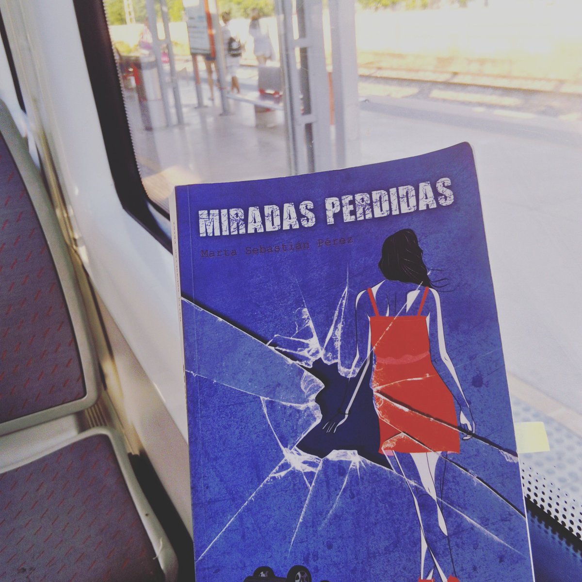 LugardeClio's tweet photo. NUEVA RESEÑA: Hoy os dejo con Miradas Perdidas de @martasebastian, que participa en #AmazonIndie #MiradasPerdidas https://t.co/sElYDXEx68 https://t.co/l6wRqmFID0